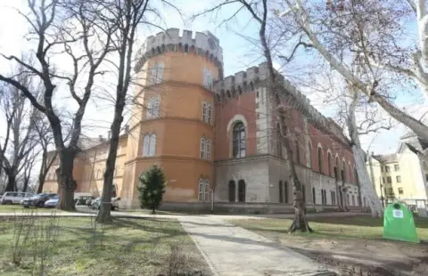 2. Château Huniade  